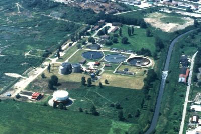 Widok na Zakład Oczyszczania Ścieków Płaszów. Ujęcie z lotu ptaka.