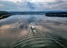 Widok z góry na statek płynący po Zbiorniku Dobczyckim.