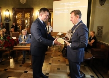Prezes Wodociagów Miasta Krakowa wręcza statuetkę Przewodniczącemu Rady Miasta.