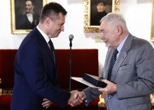 Prezydent Miasta Krakowa wręcza nagrodę Prezesowi Wodociągów Miasta Krakowa