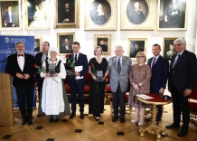 8 osób ustawionych do zdjęcia w tym nagrodzeni i Prezydent Miasta Krakowa.