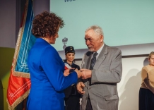 Prezydent Krakowa wręcza nagrodę pracownicy Wodociągów Miasta Krakowa