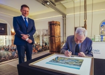 Prezydent Krakowa podpisuje obraz oczyszczalni w obecności Prezesa wodociągów