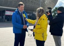 Przed Tauron Areną dziennikarka RMF FM rozmawia z Piotrem Ziętarą.
