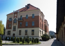 Siedziba Wodociągów Miasta Krakowa przy ulicy Senatorskiej 1. Budynek z cegły. Ujęcie z tyłu. 