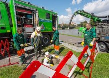 Pracownicy sieci kanałowej w trakcie pracy. Roboty kanałowe na bulwarach Wiślanych. Zdjęcie współczesne. 